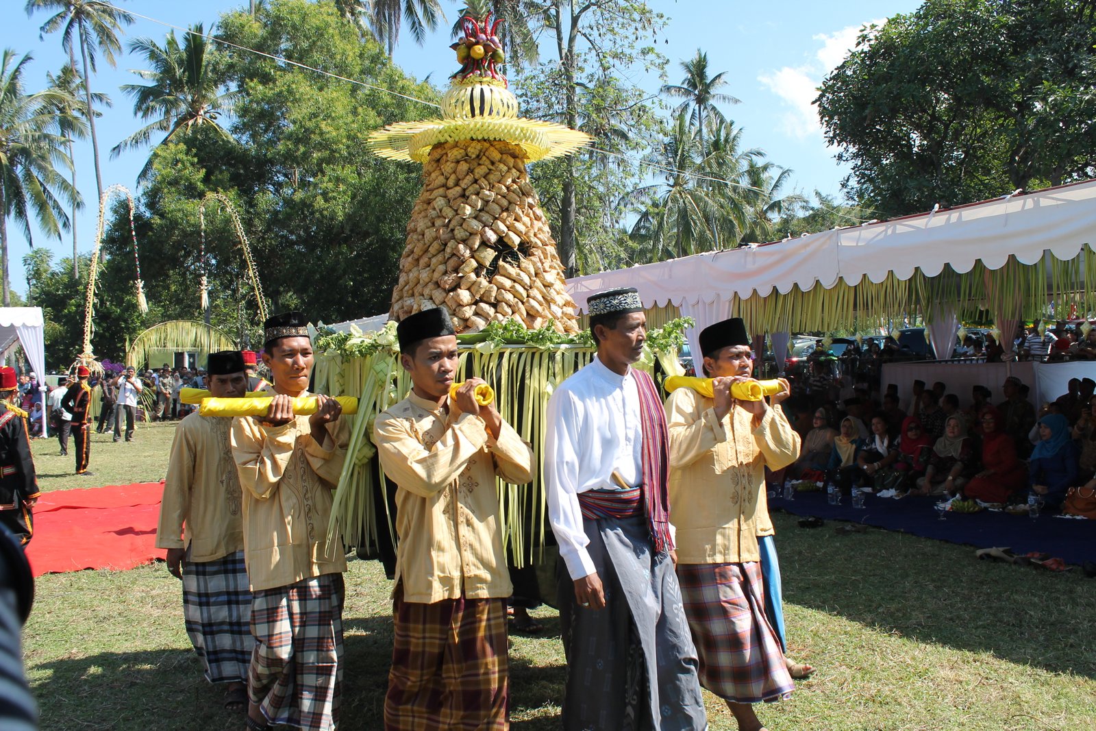 Lebaran Topat: Momen Membayar Nazar Masyarakat Lombok